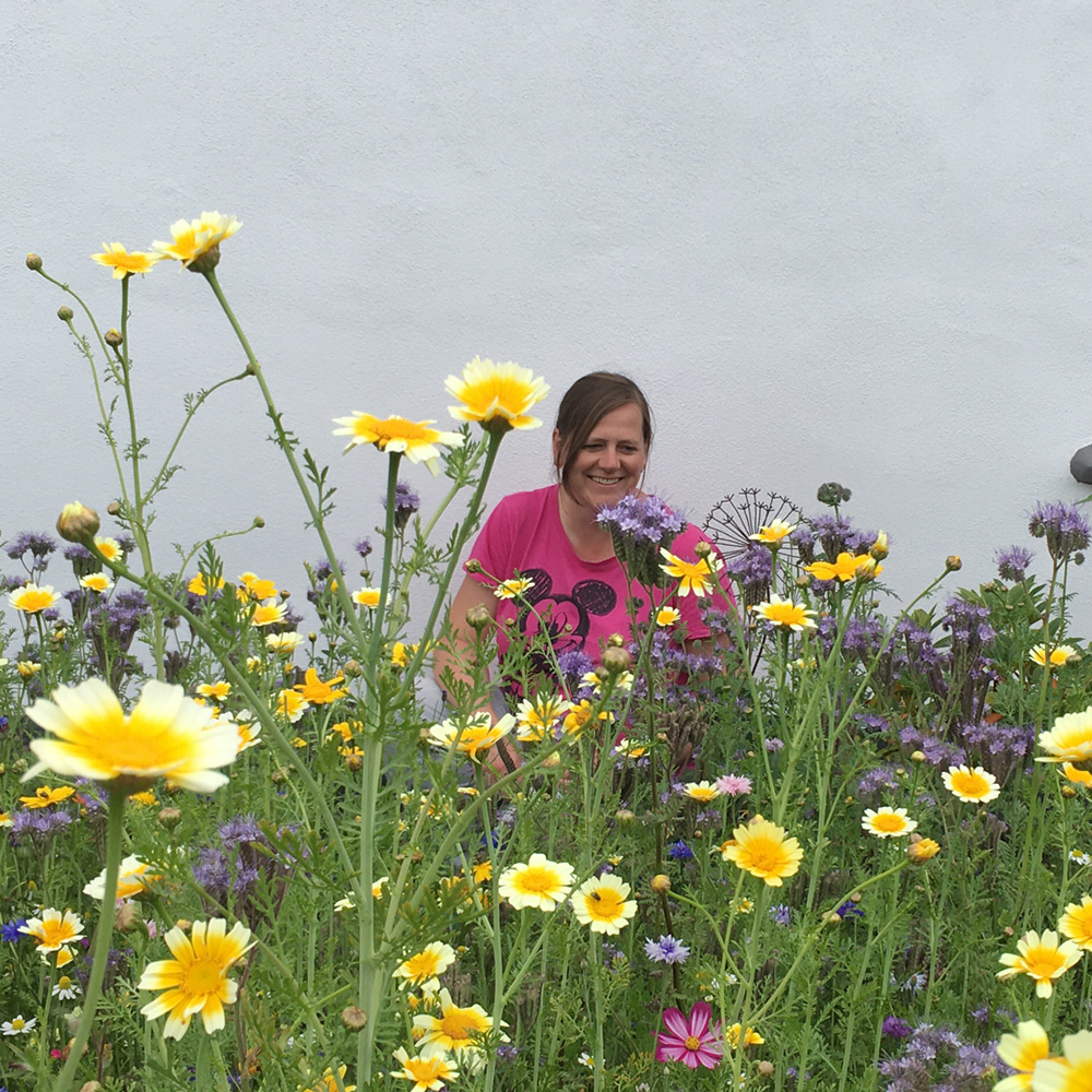 Denise Brilla in ihrem Vorgarten, blühende Wiese