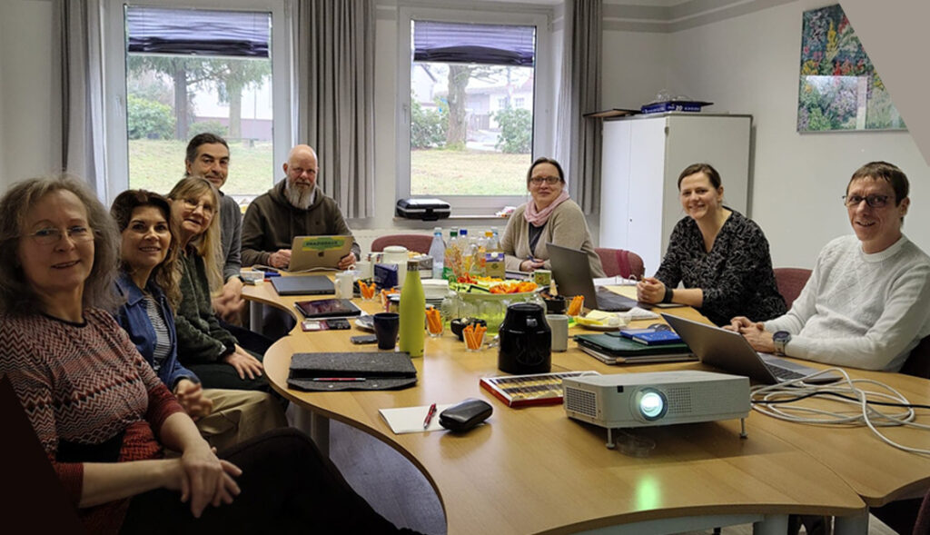 Die 8 Mitglieder der grünen Fraktion sitzen am Besprechungstisch