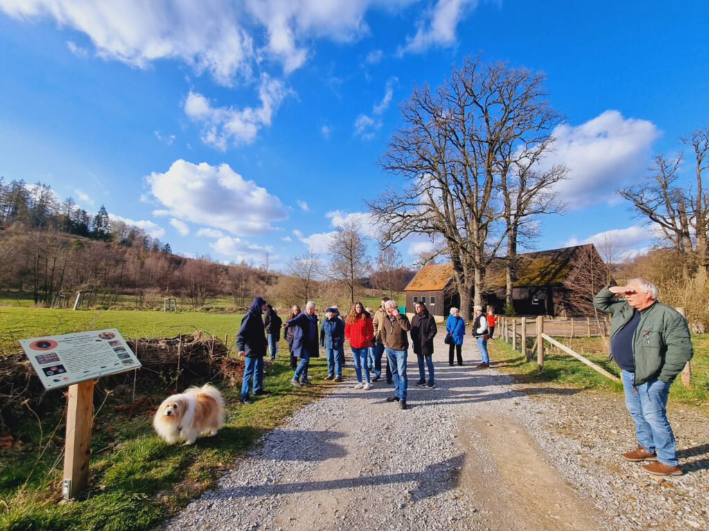 Die Besuchergruppe im Märkischen Naturschutzzentrum auf Erkundungsspaziergang im Außengelände
