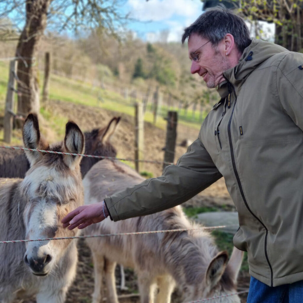 Gregor Kaiser streichelt Esel
