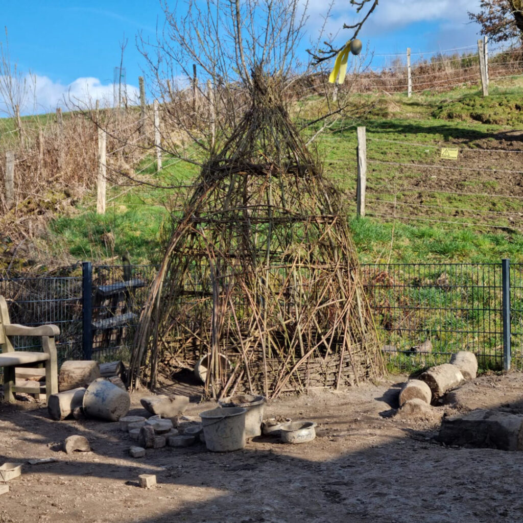 Tipi aus Weidenruten