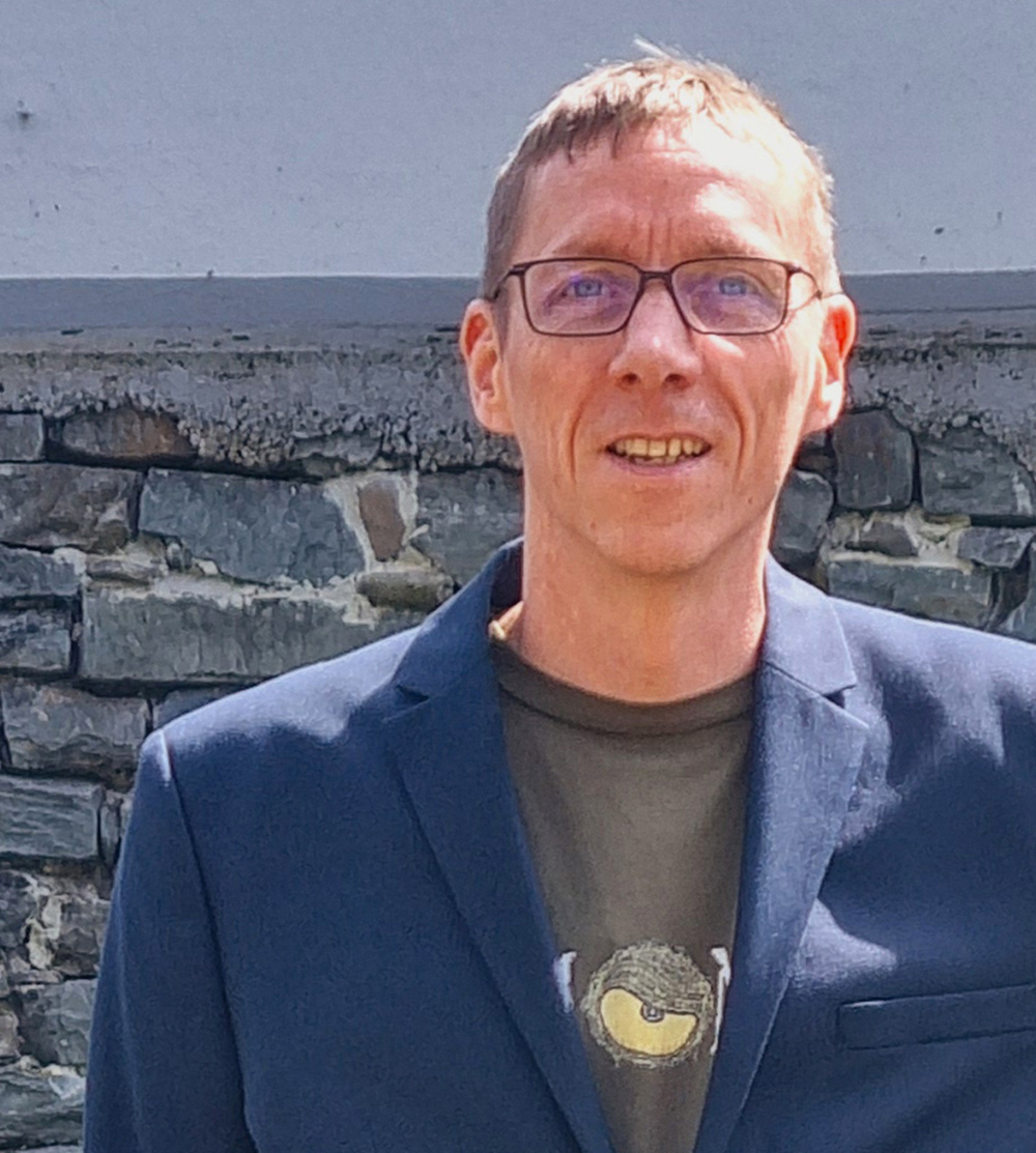 Martin Licht steht vor der Mauer an der Volme